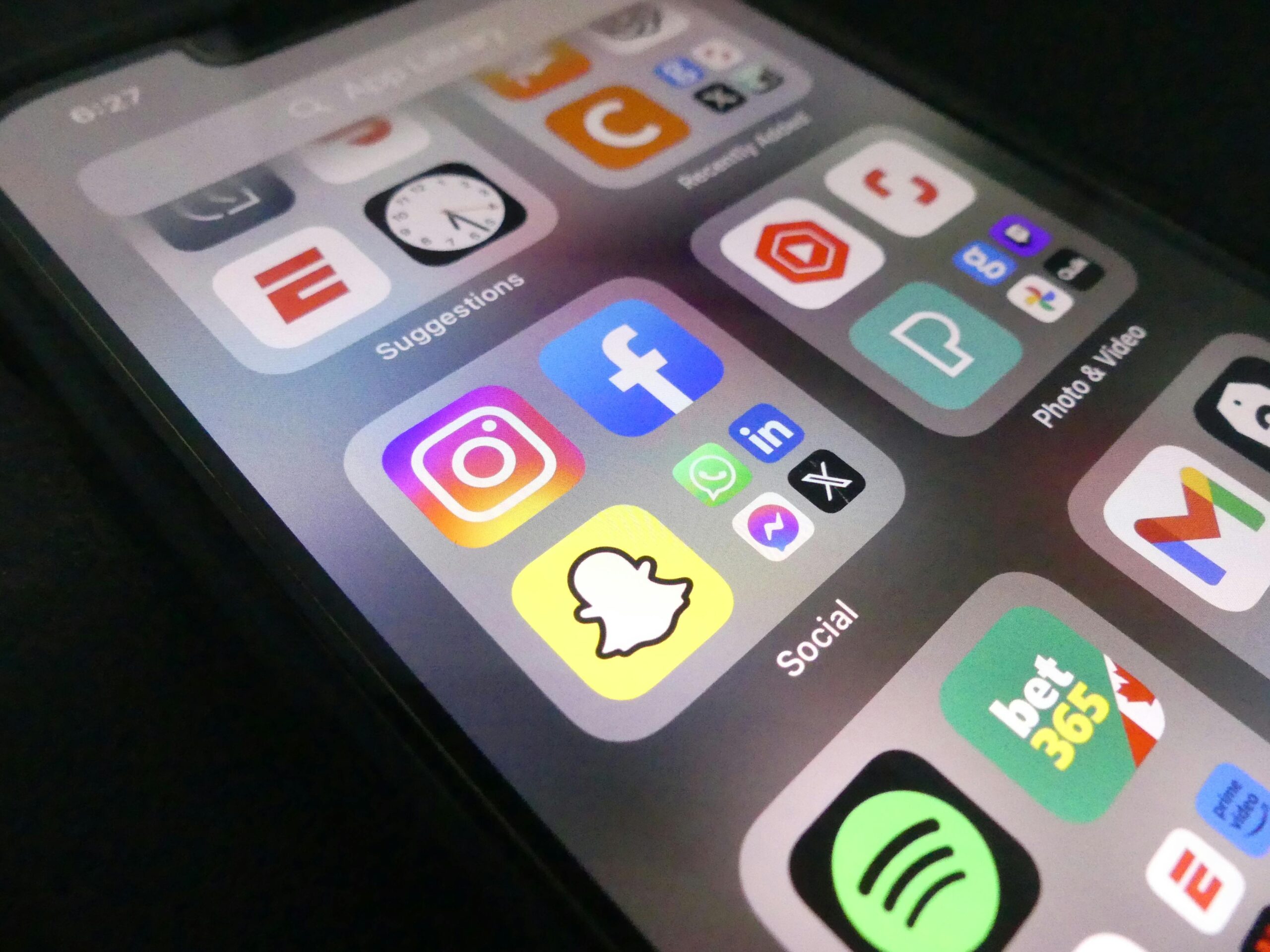 Lire la suite à propos de l’article L&rsquo;ubérisation du crime sur Snapchat : entre impunité algorithmique et sursaut réglementaire